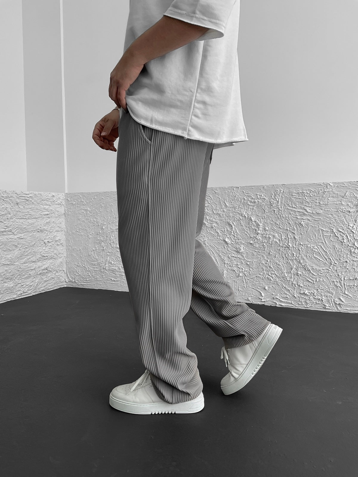 Relaxed Pleat Trouser