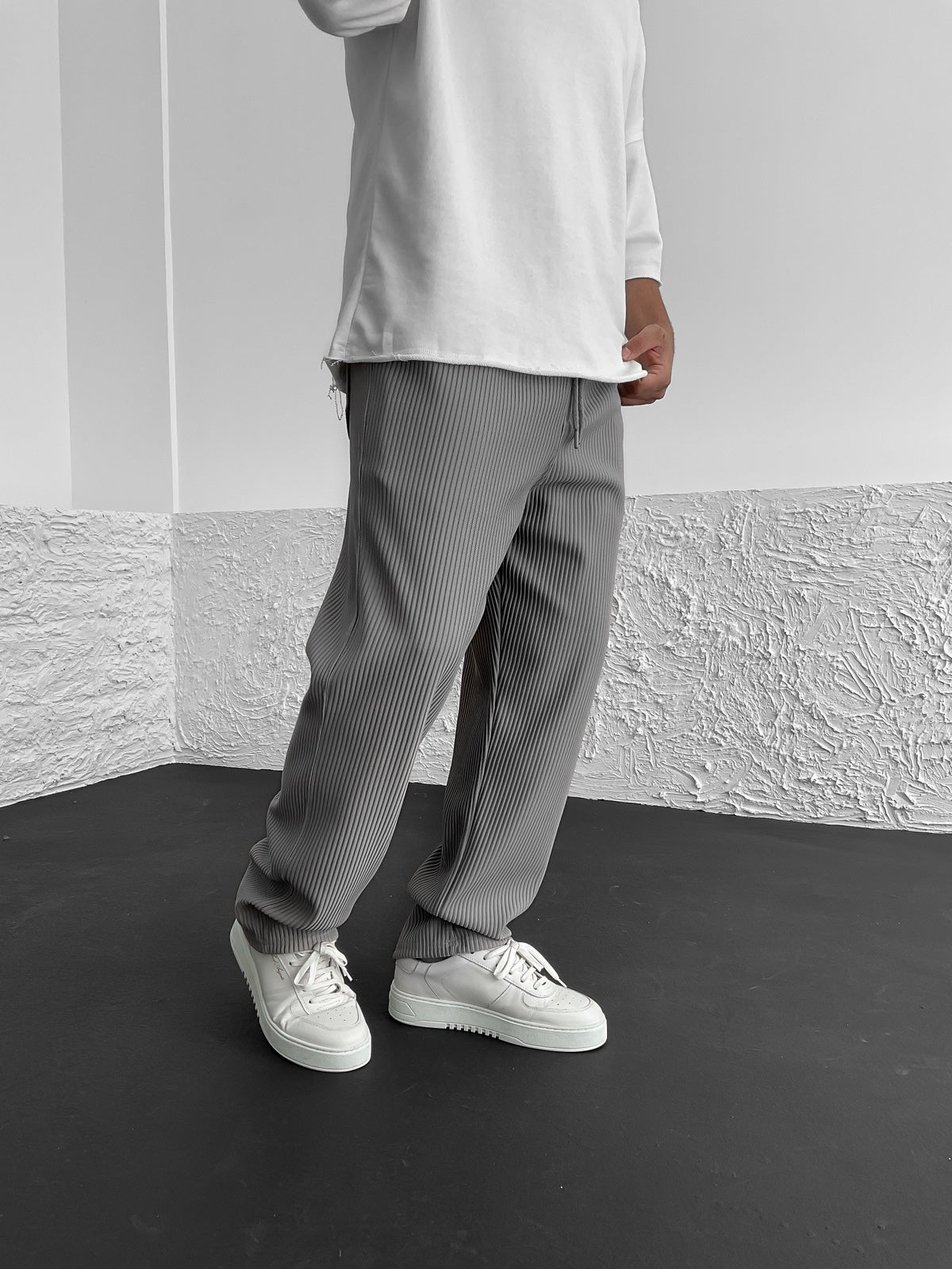 Relaxed Pleat Trouser