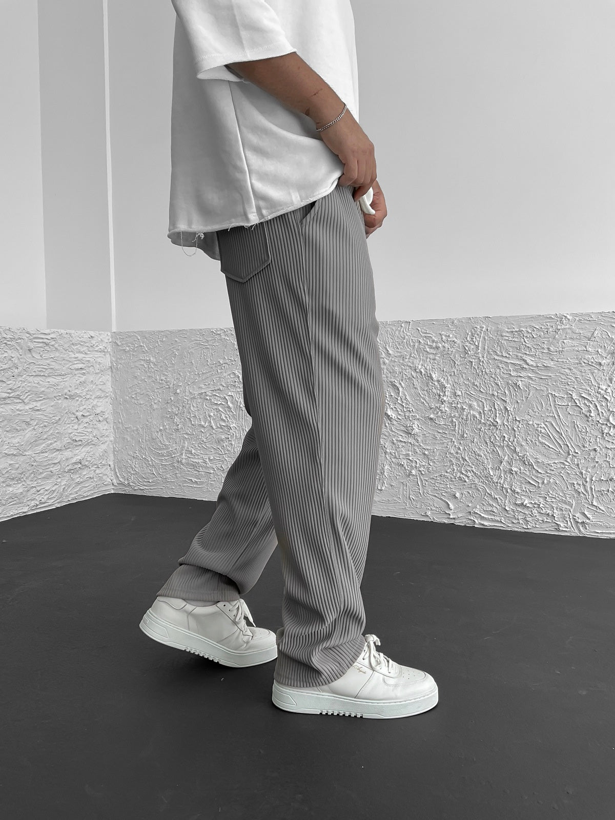 Relaxed Pleat Trouser